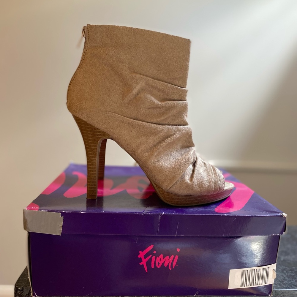 Size 10 Fioni Nichollete peep toe bootie